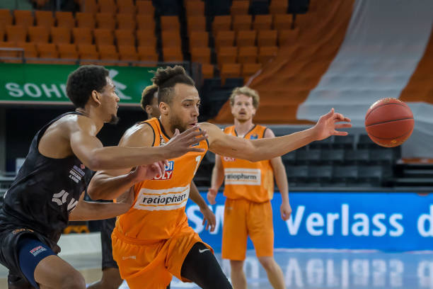 向以防守闻 向以防守闻